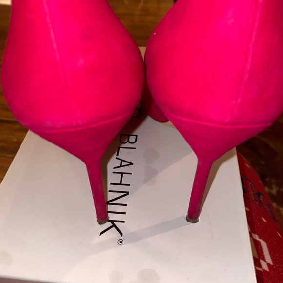 Manolo Blahnik fuchsia pink suede 4 inch heel pumps. Size 40. - Picture 4 of 6